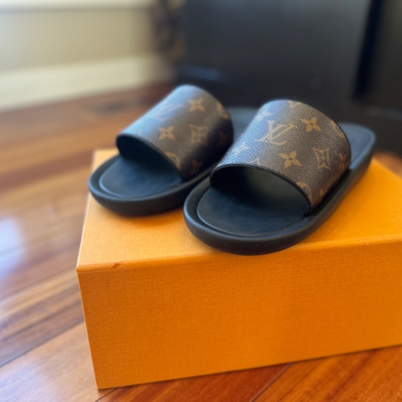 Authentic LV slides - Picture 4 of 5